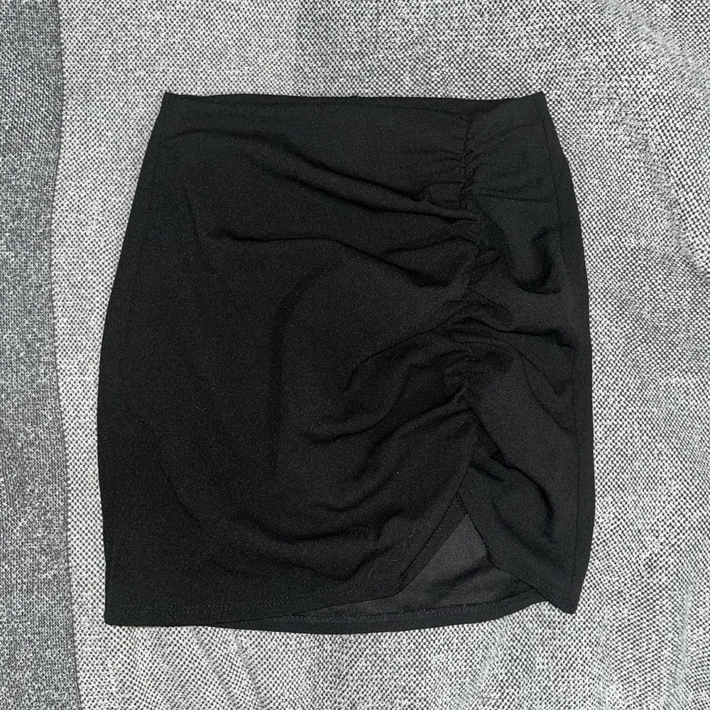 Windsor: Black scrunched mini skirt